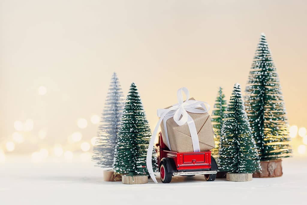red-toy-car-truck-carrying-of-christmas-gift-boxes-2048x1365-1