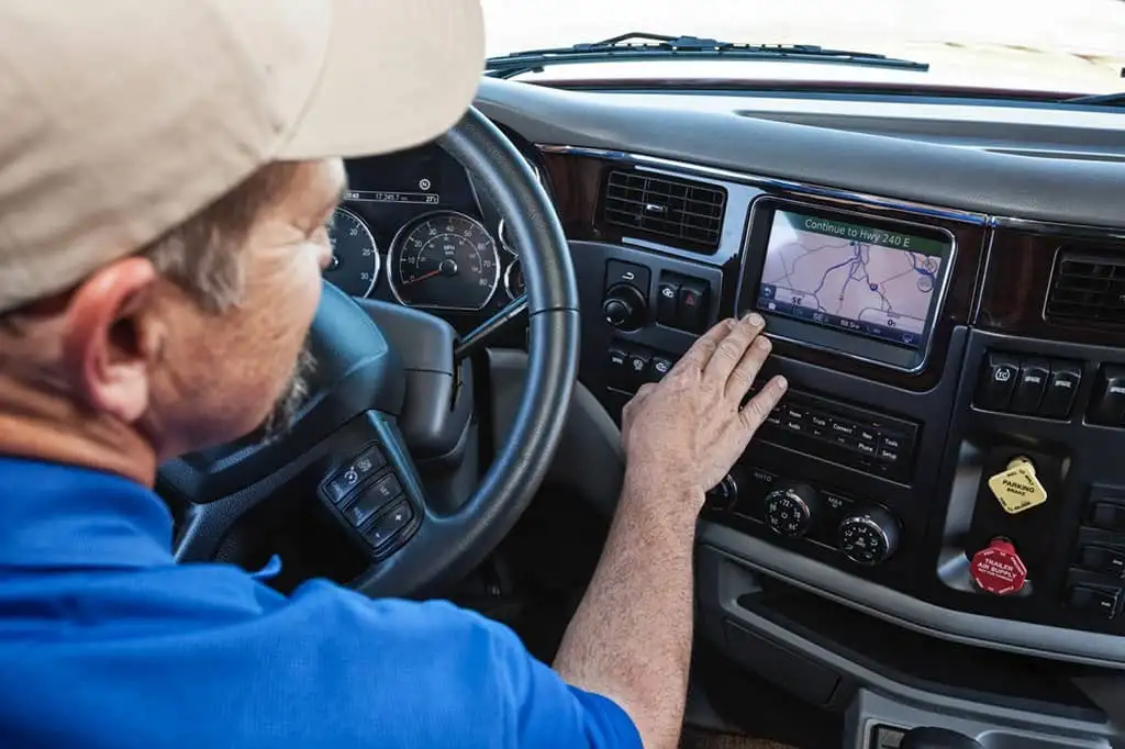 driver-parked-by-the-side-of-the-road-using-a-gps-1